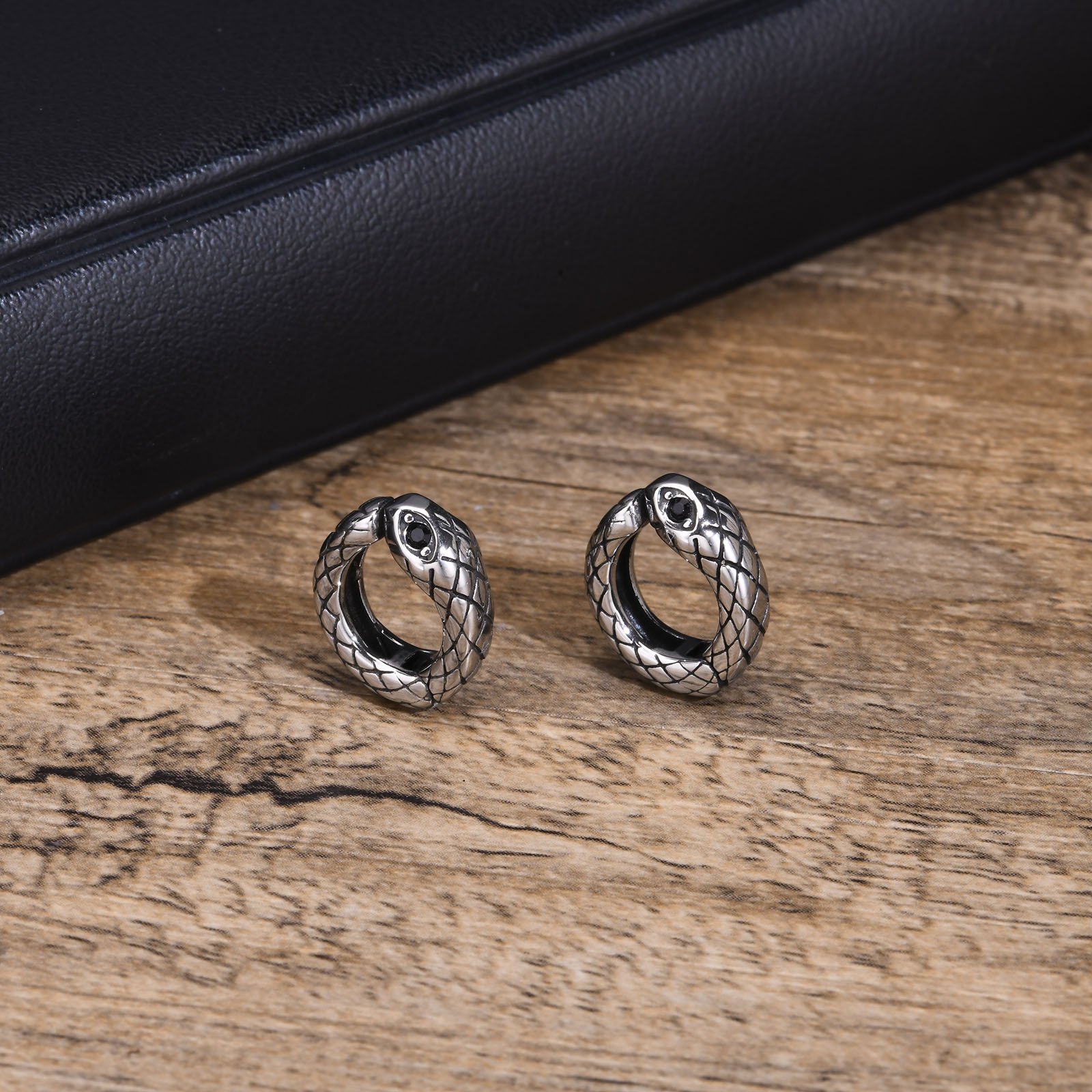 WM-E22 Silver Snake Ear Studs Men Earring — image 3